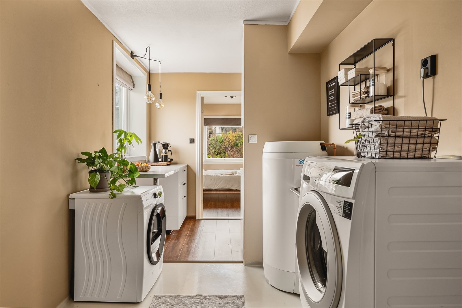 Like ved kjøkkenet har man et praktisk vaskerom Galleribilde