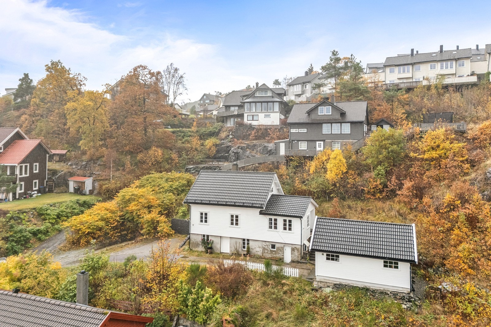 Fra eiendommen er det kort vei til Sagvåg hvor man bl.a. finner dagligvarebutikker, helsestasjon, frisør, pub, barnehager og skoler. Galleribilde