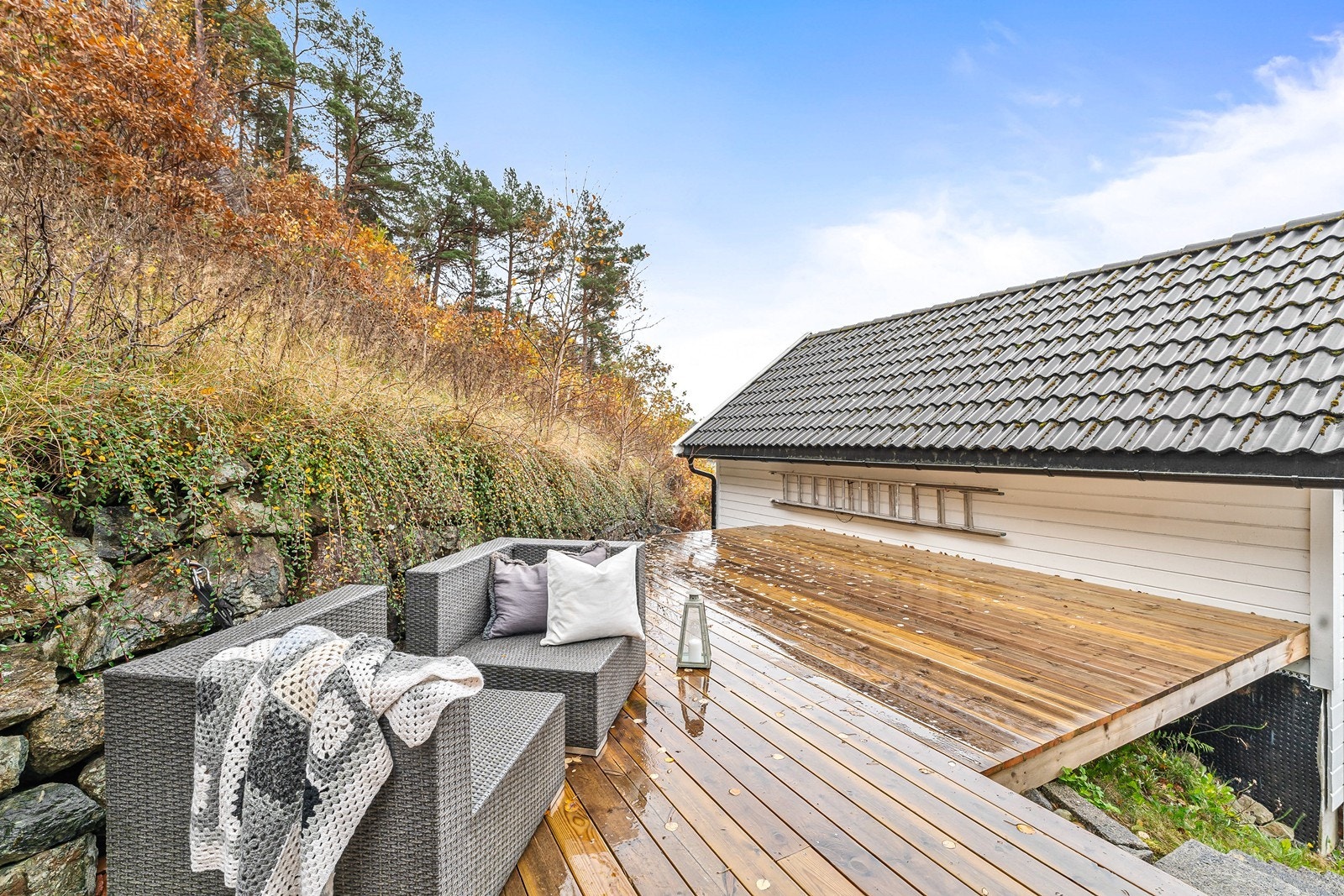Stor og solrik terrasse ved inngangspartiet. Galleribilde