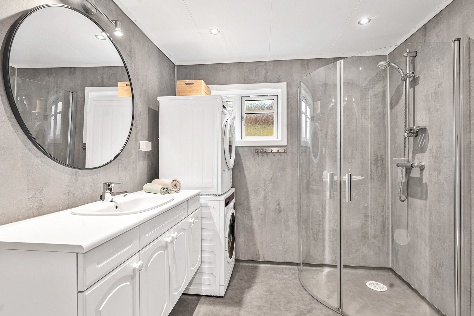 Badet ble pusset opp i 2019 og inneholder vegghengt toalett, dusj, møblement og opplegg for vaskemaskin/tørketrommel. Galleribilde