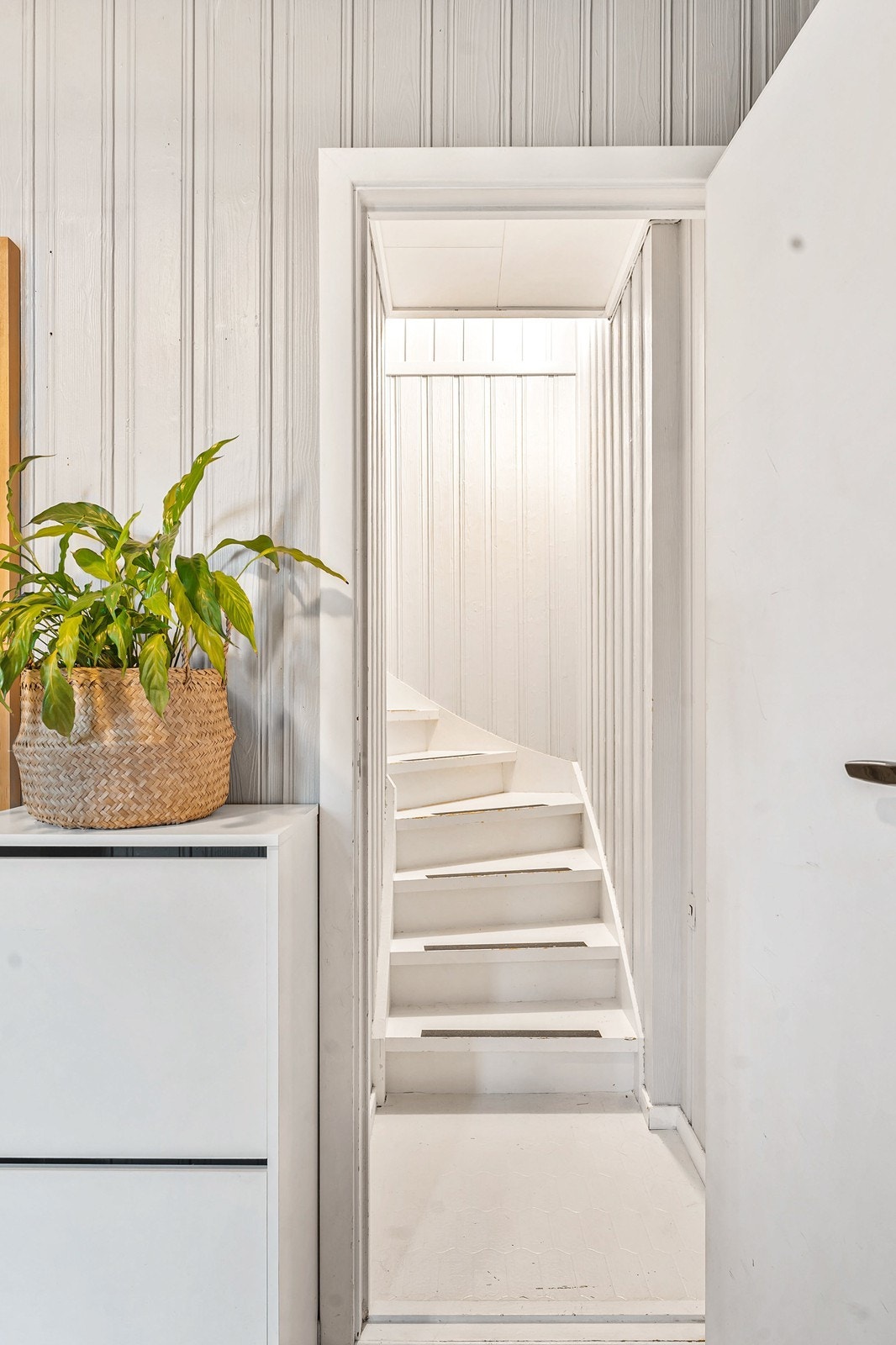 Planløsningen er funksjonelt fordelt over to plan + uinnredet kjeller med bodareal på ca. 30 m². Galleribilde