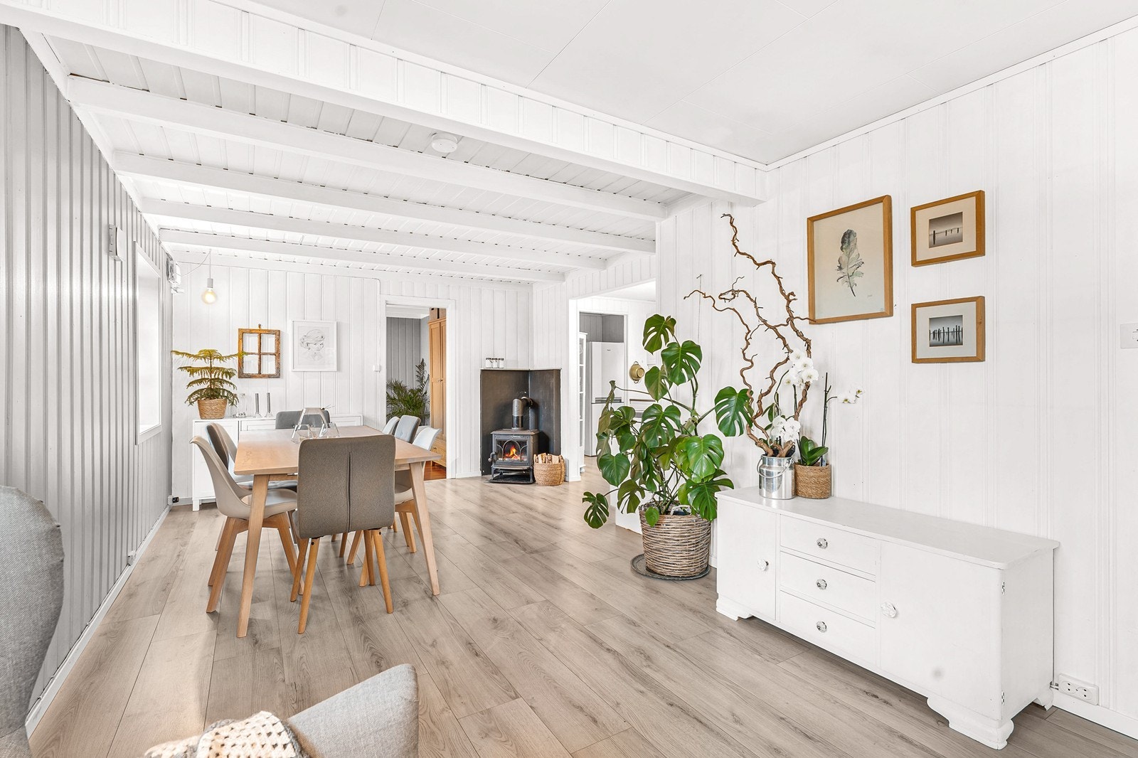 Oppholdsrommet består av en åpen og sosial stue-/kjøkkenløsning av god størrelse. Galleribilde