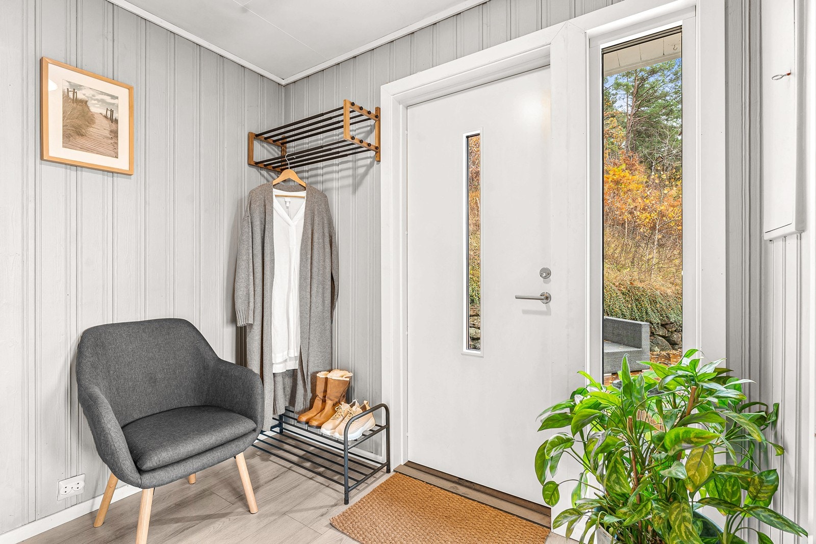 Entréen er romslig og innehar plass til ulike oppbevaringsløsninger. Galleribilde