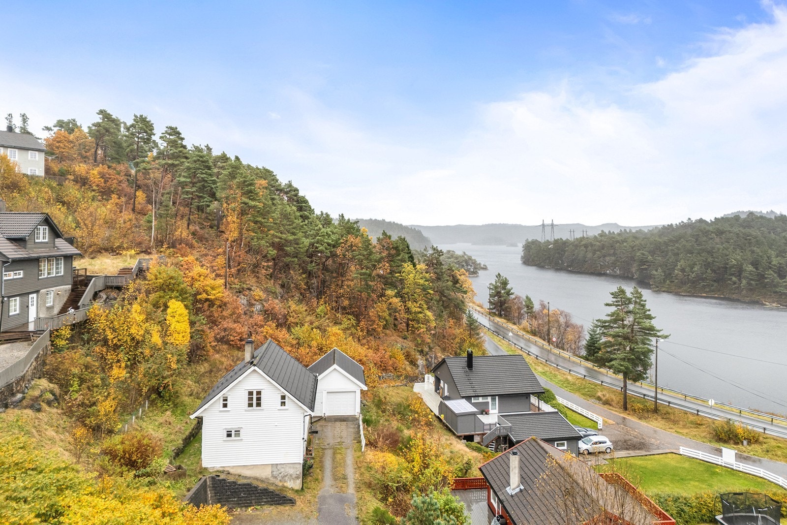 Enebolig med flott beliggenhet i rolige og naturskjønne omgivelser ved Storavatnet. Galleribilde