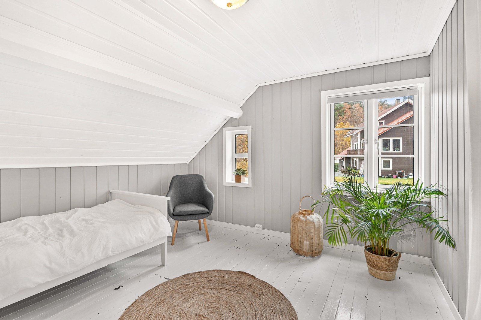 Loftsetasjen inneholder to soverom og en romslig loftstue/gang. Galleribilde