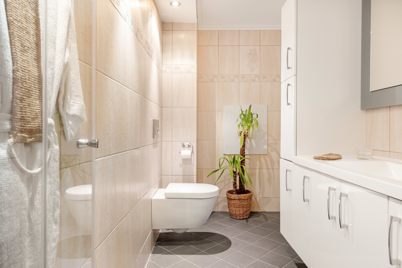 Badet måler 5,8 kvm. og er helfliset med varmekabler i gulv. Galleribilde