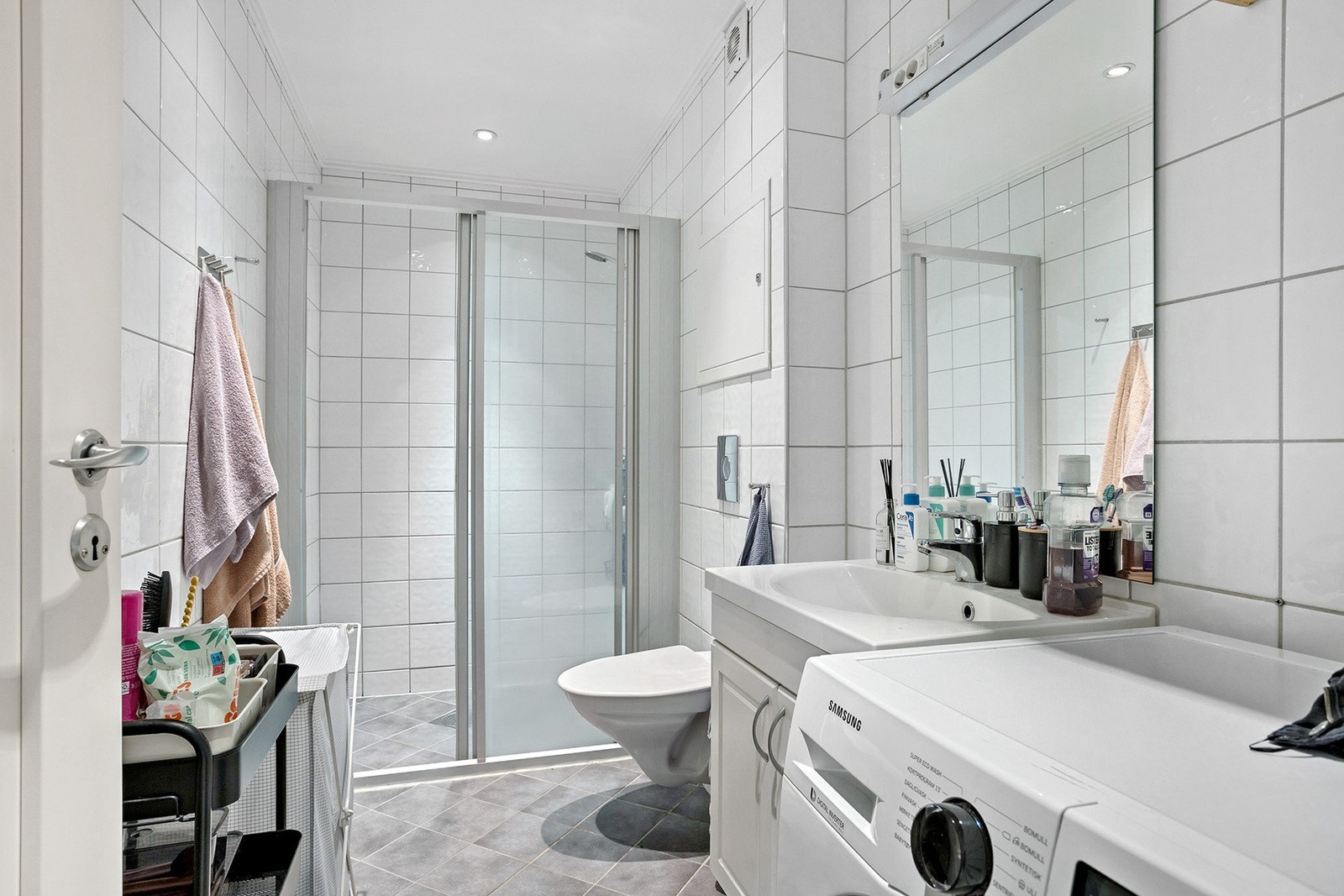 Badet er et kombinert bad og vaskerom. Galleribilde