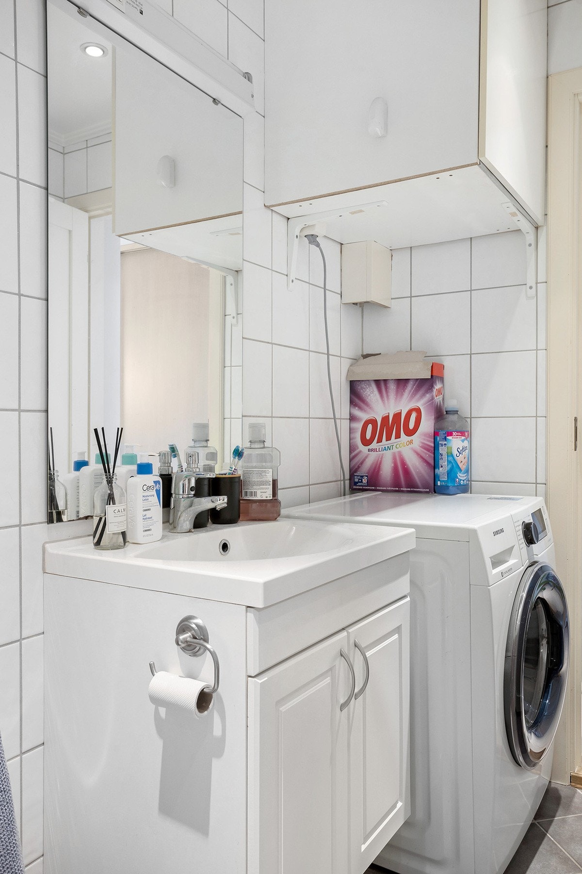 Det er god plass for oppvaskmaskin på badet. Galleribilde