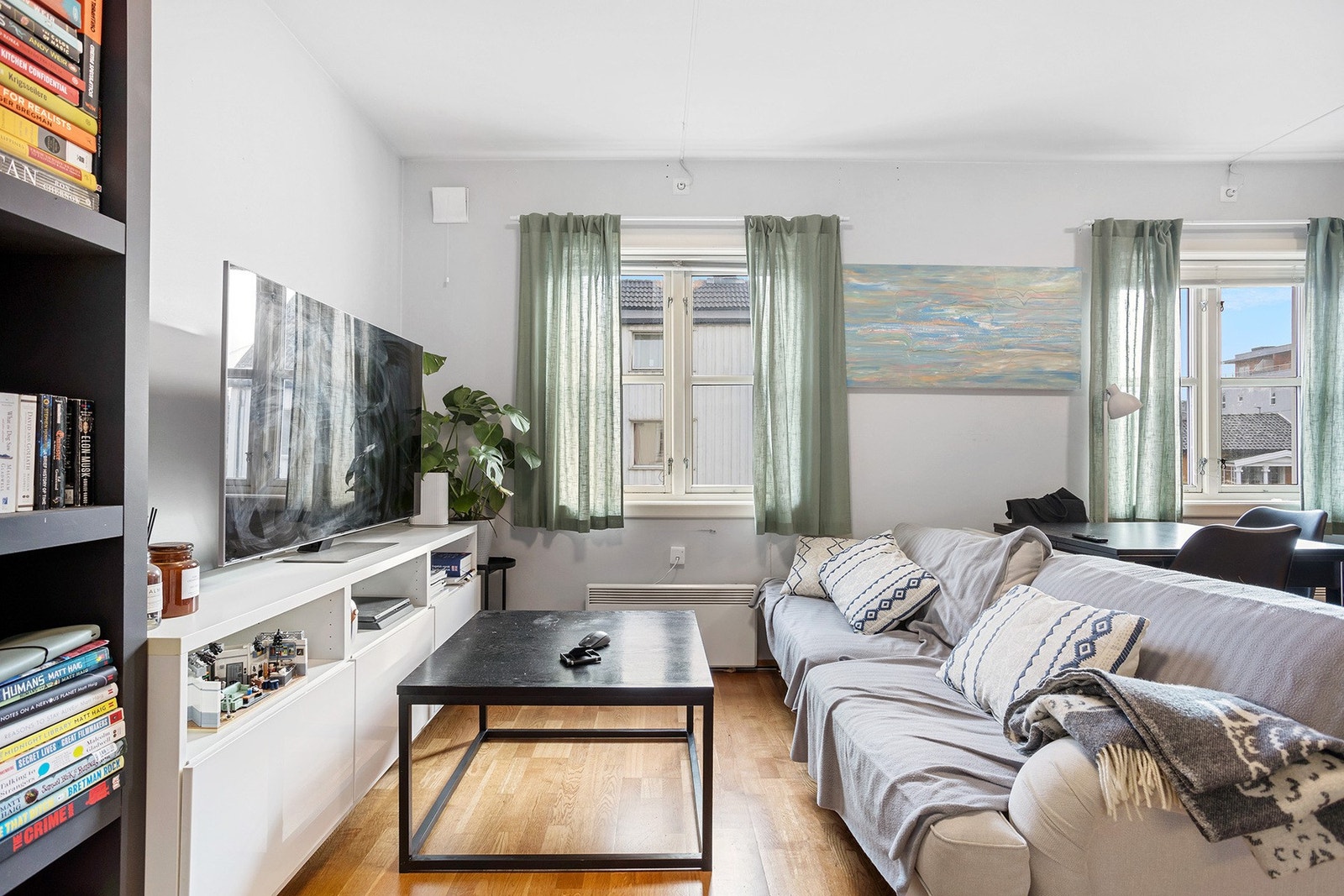 De store vindusflatene slipper inn rikelig med lys og skaper en herlig atmosfære i stuen. Galleribilde