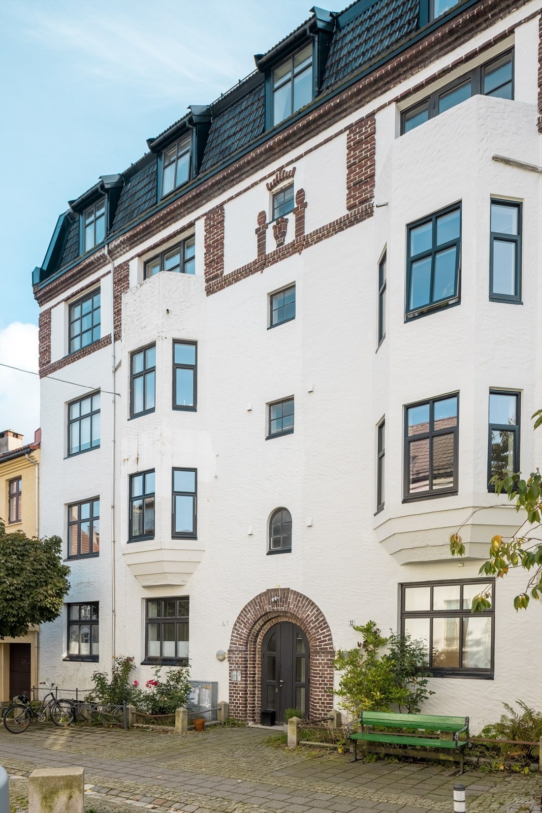 Leiligheten ligger i 2. etasje i klassisk bygård, tegnet av arkitekt Ole Landmark. Galleribilde