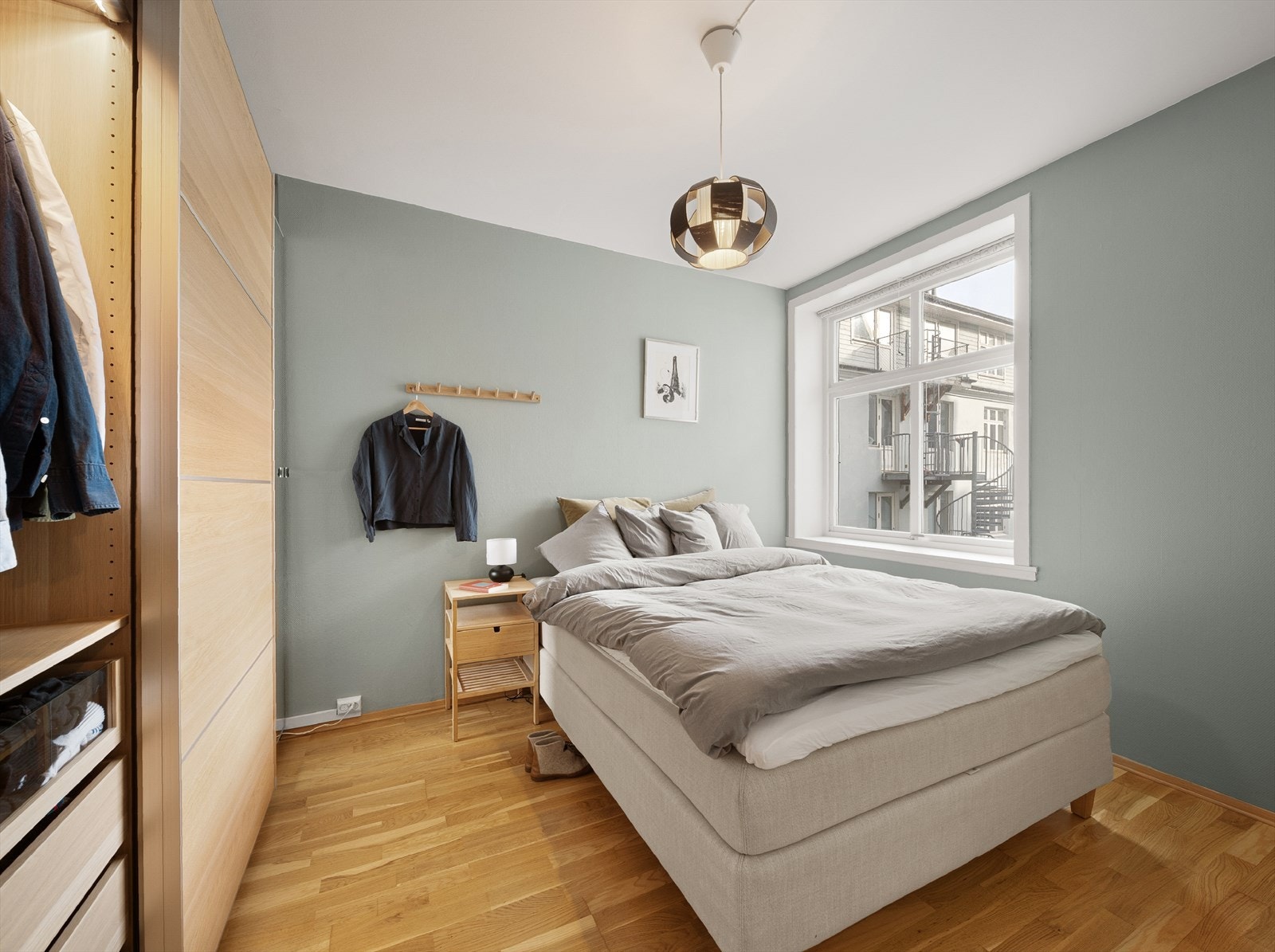 Leilighetens soverom er av god størrelse malt i lun og moderne farge. Galleribilde