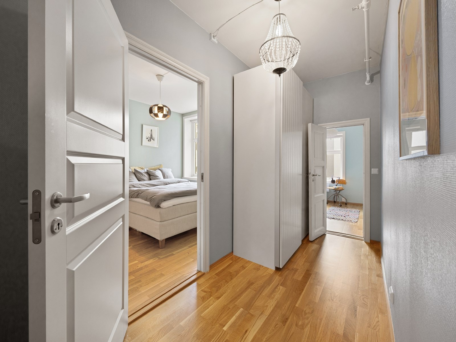 Entréen/gangen forgrener seg videre til flere rom i leiligheten. Galleribilde