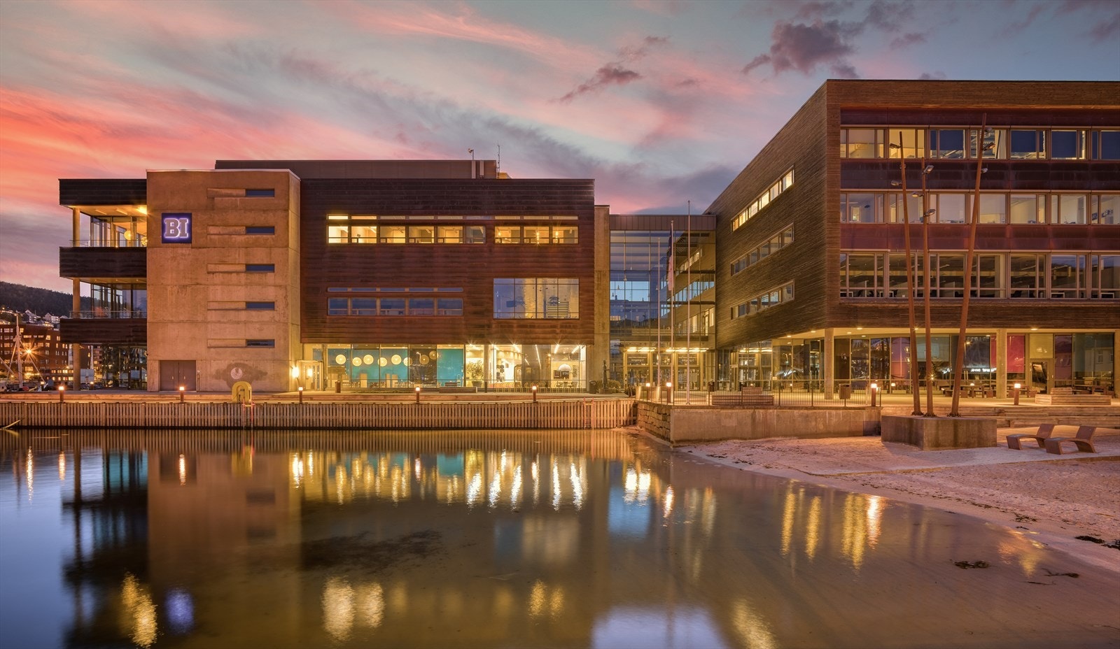 Flere store studieinstitusjoner innenfor gangavstand med bl. a. BI på Marineholmen og flere av UiB sine fakultet på Nygårdshøyden. Galleribilde