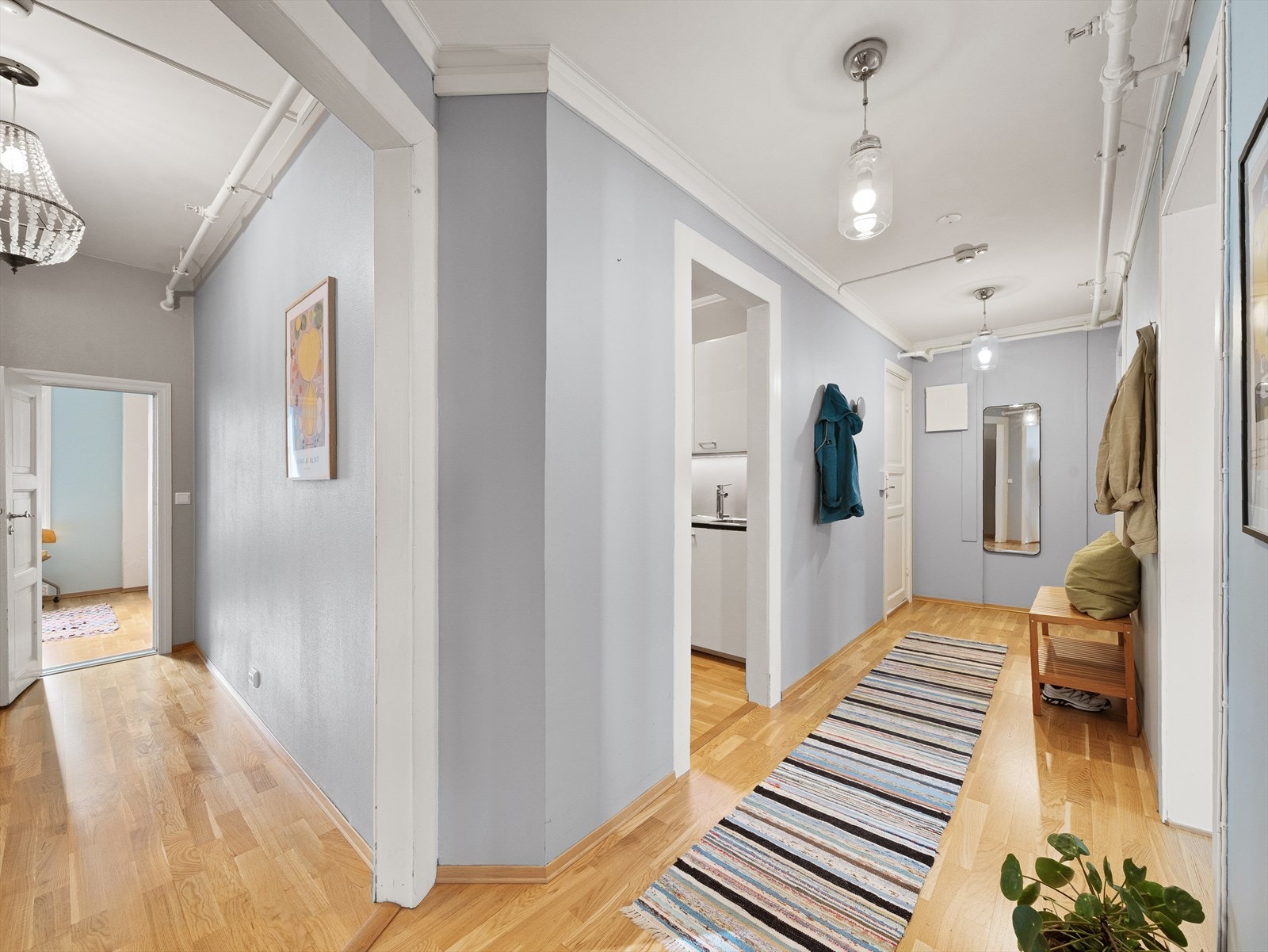 Det første som møter deg er en innbydende entré/gang med god plass til å ta imot gjester og henge fra seg yttertøy og sko. Galleribilde