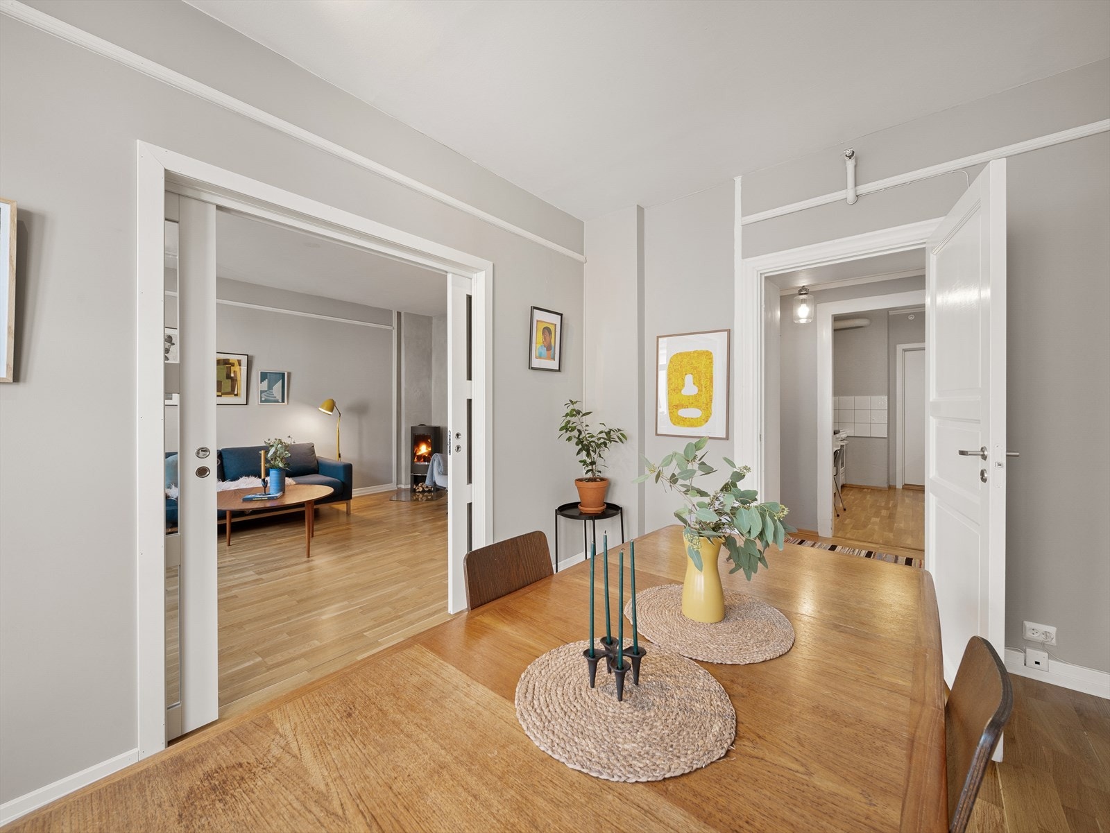 Leiligheten har gjennomgående eikeparkett på gulv fra 2014. Galleribilde