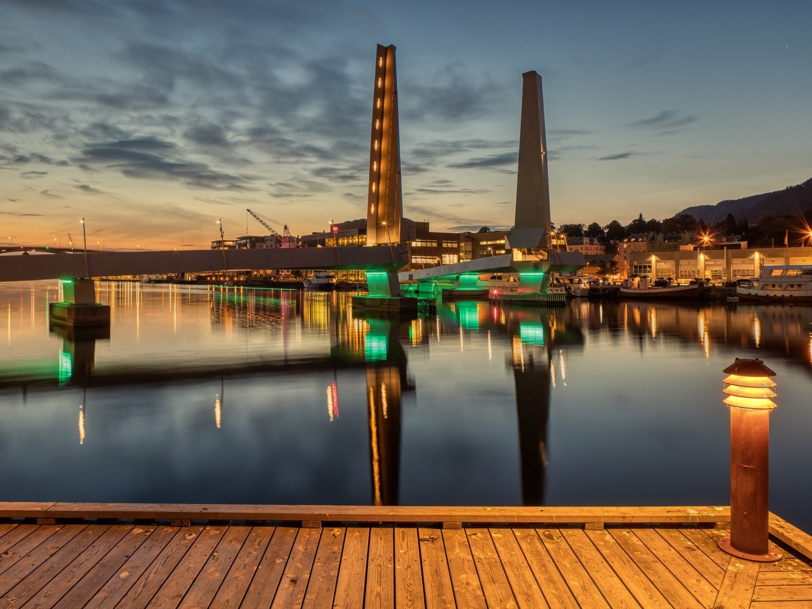 På Møhlenpris har man også en meget populær sandstrand som er et ypperlig sted å sole seg og bade. Galleribilde