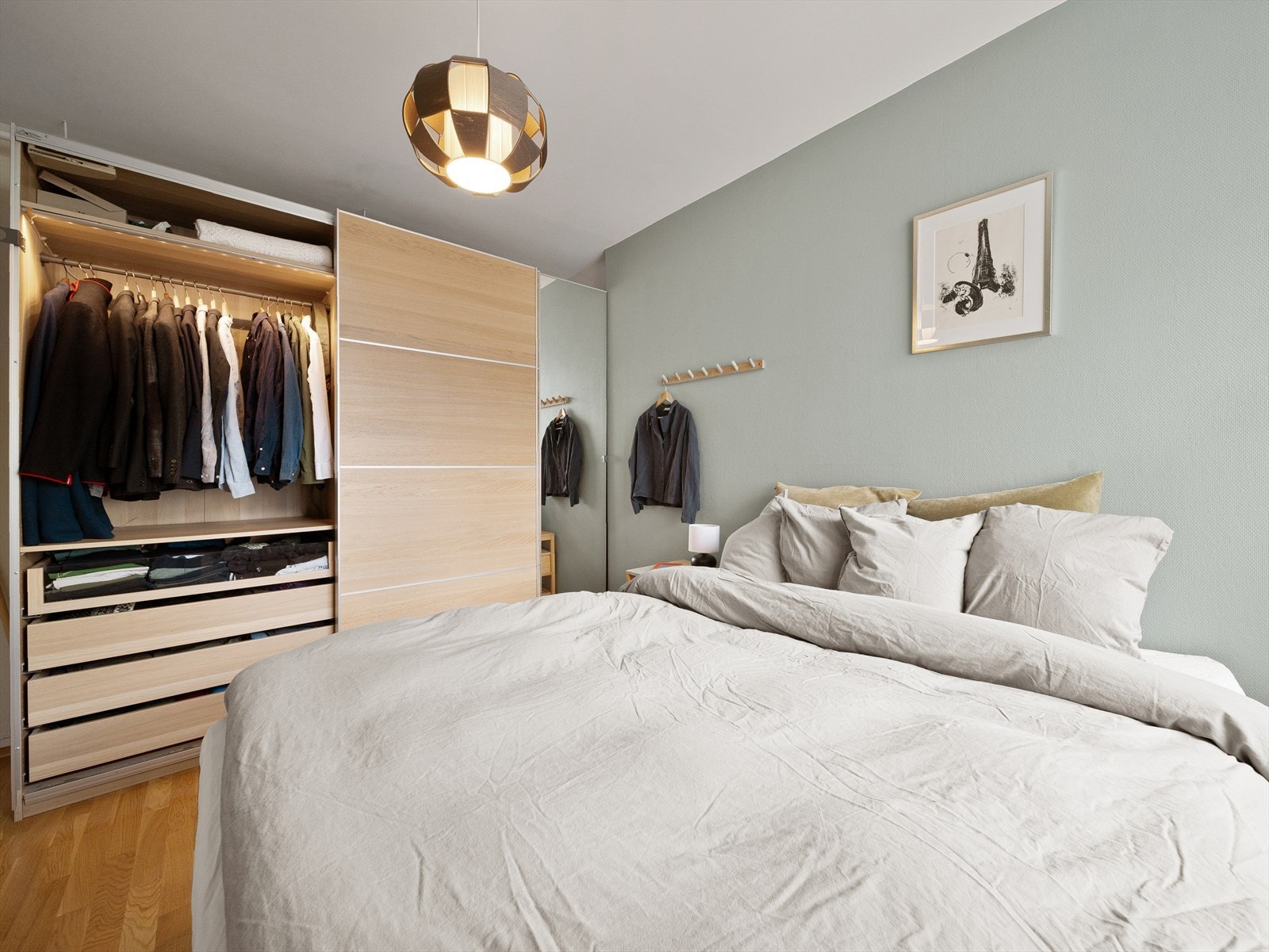 Soverommet har plass til stor seng, nattbord og videre utstyrt med romslig skyvedørsgarderobe. Galleribilde