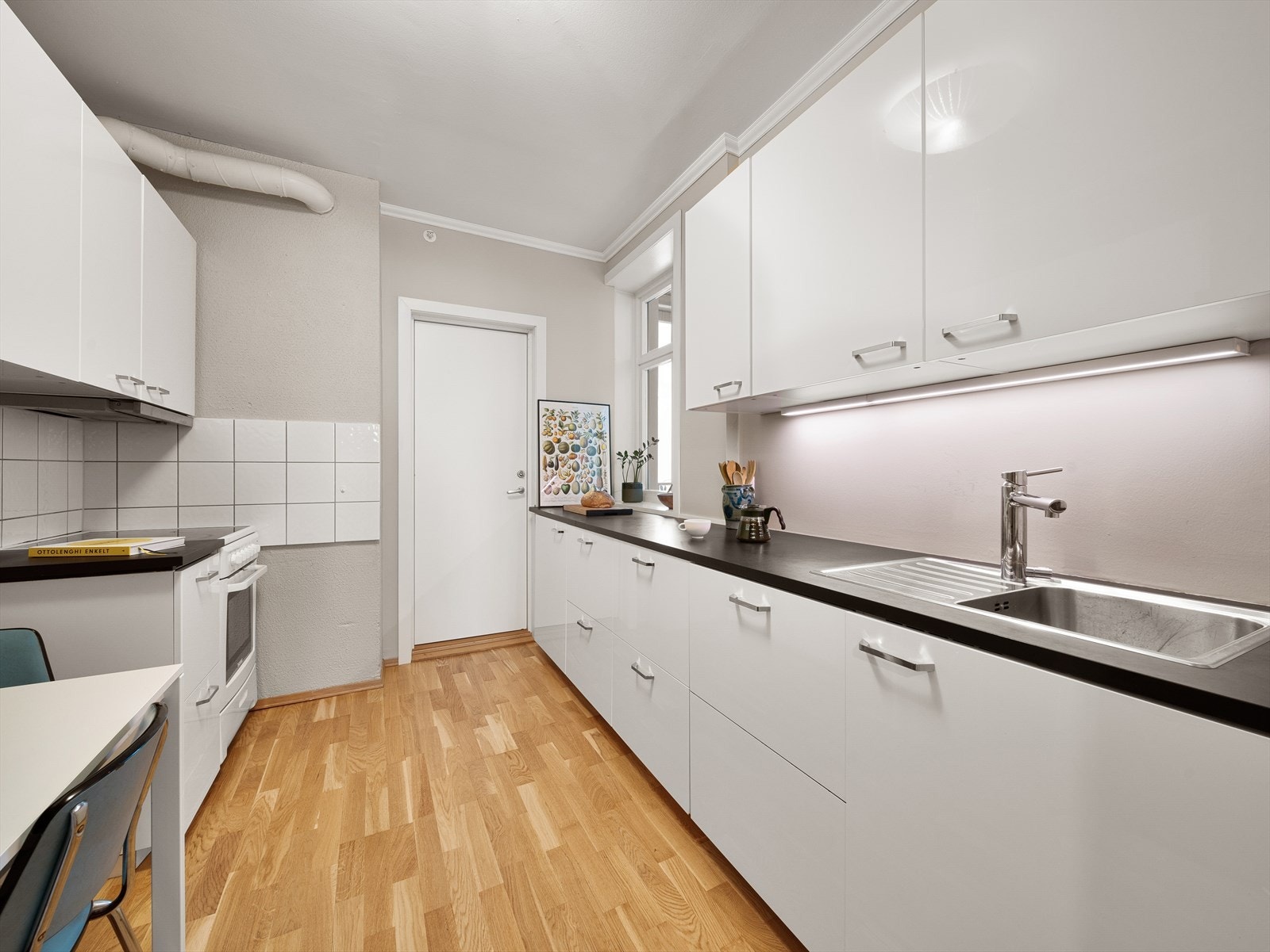 Kjøkkenet har godt med skap- og benkeplass, samt plass til liten spisegruppe. Galleribilde