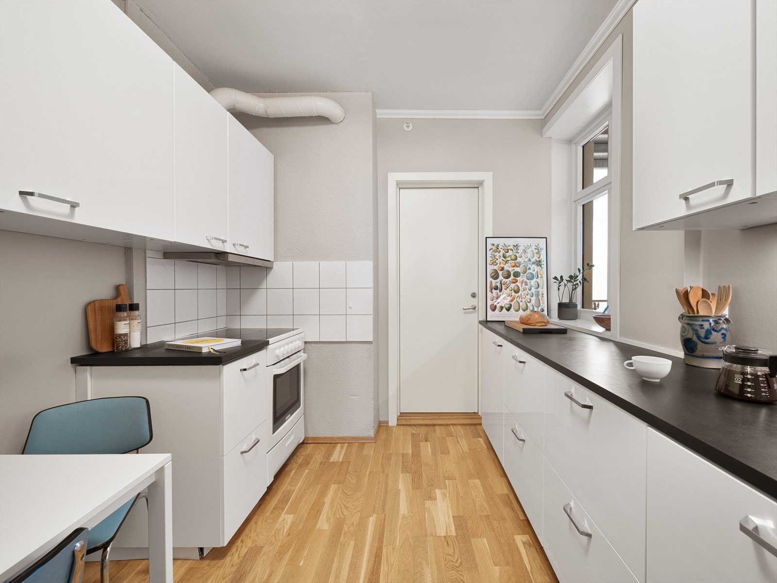 Integrert oppvaskmaskin, og ellers frittstående hvitevarer. Galleribilde