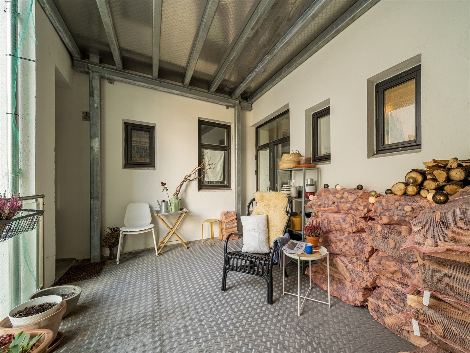 Fra vaskerommet kommer man ut til felles balkong på ca. 12 m². Galleribilde