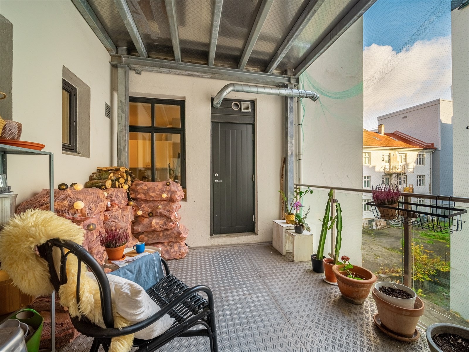 Balkongen deles mellom leilighetene i etasjen og har plass til ulik møblement. Galleribilde