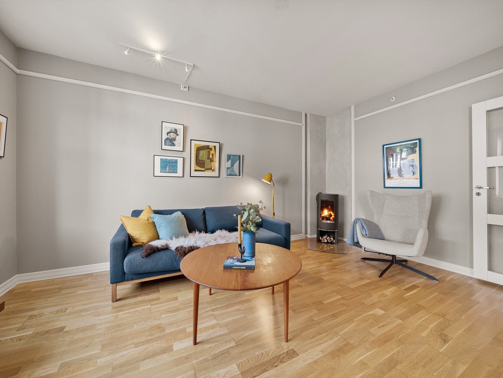 Stuen er lys og romslig med store vindusflater som gir godt med lysinnslipp. Galleribilde