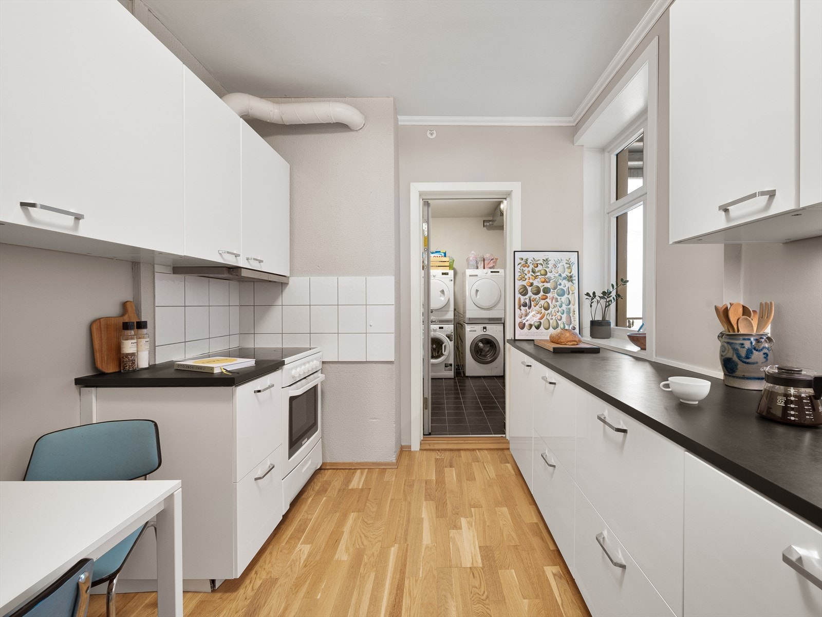 I tilknytning til kjøkkenet finner man praktisk felles vaskerom for hele etasjen. Døren mellom kjøkken og vaskerom er brann- og lydklassifisert entrédør. Galleribilde