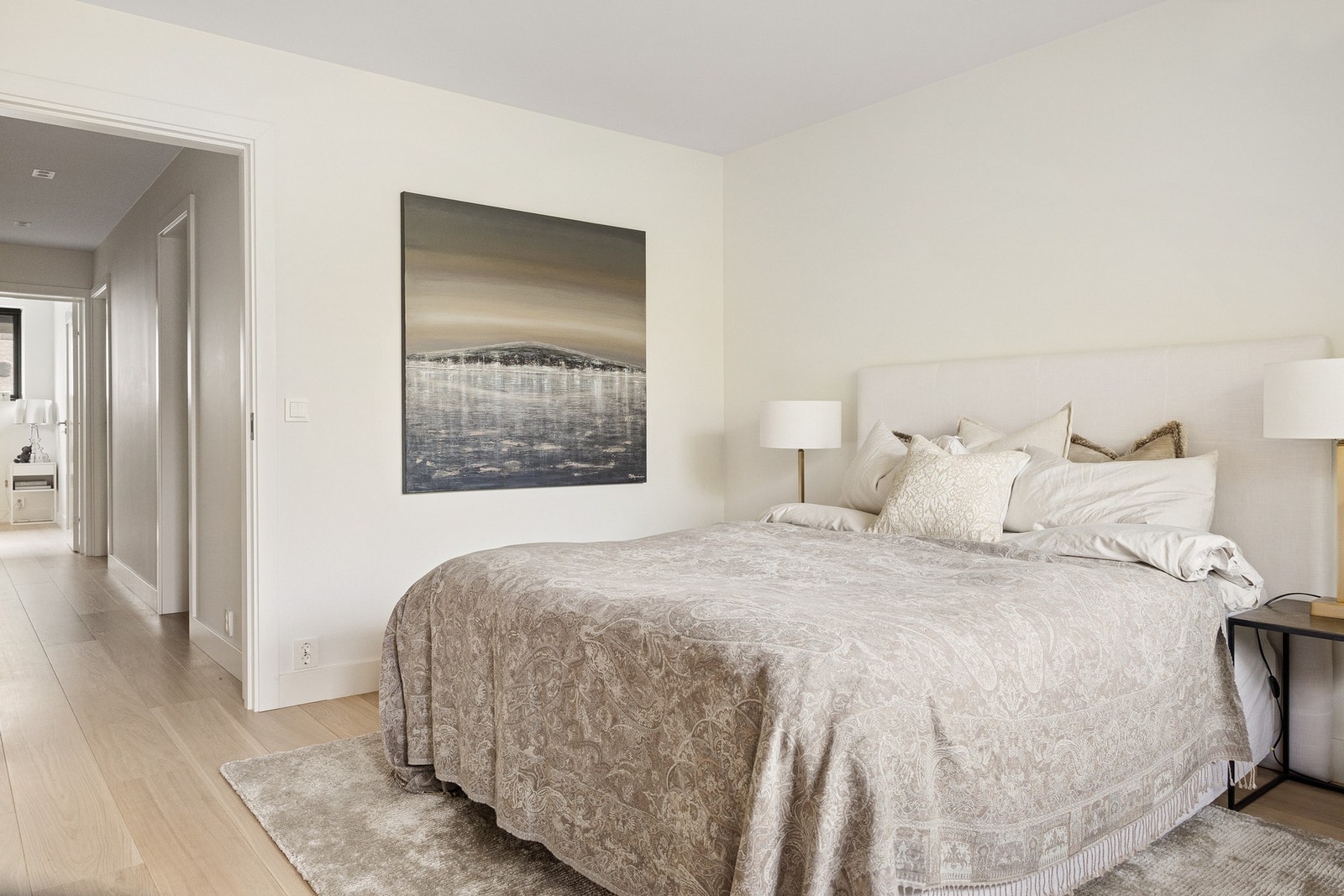 Delikat, gjennomført uttrykk på soverommene såvel som i resten av leiligheten. Galleribilde