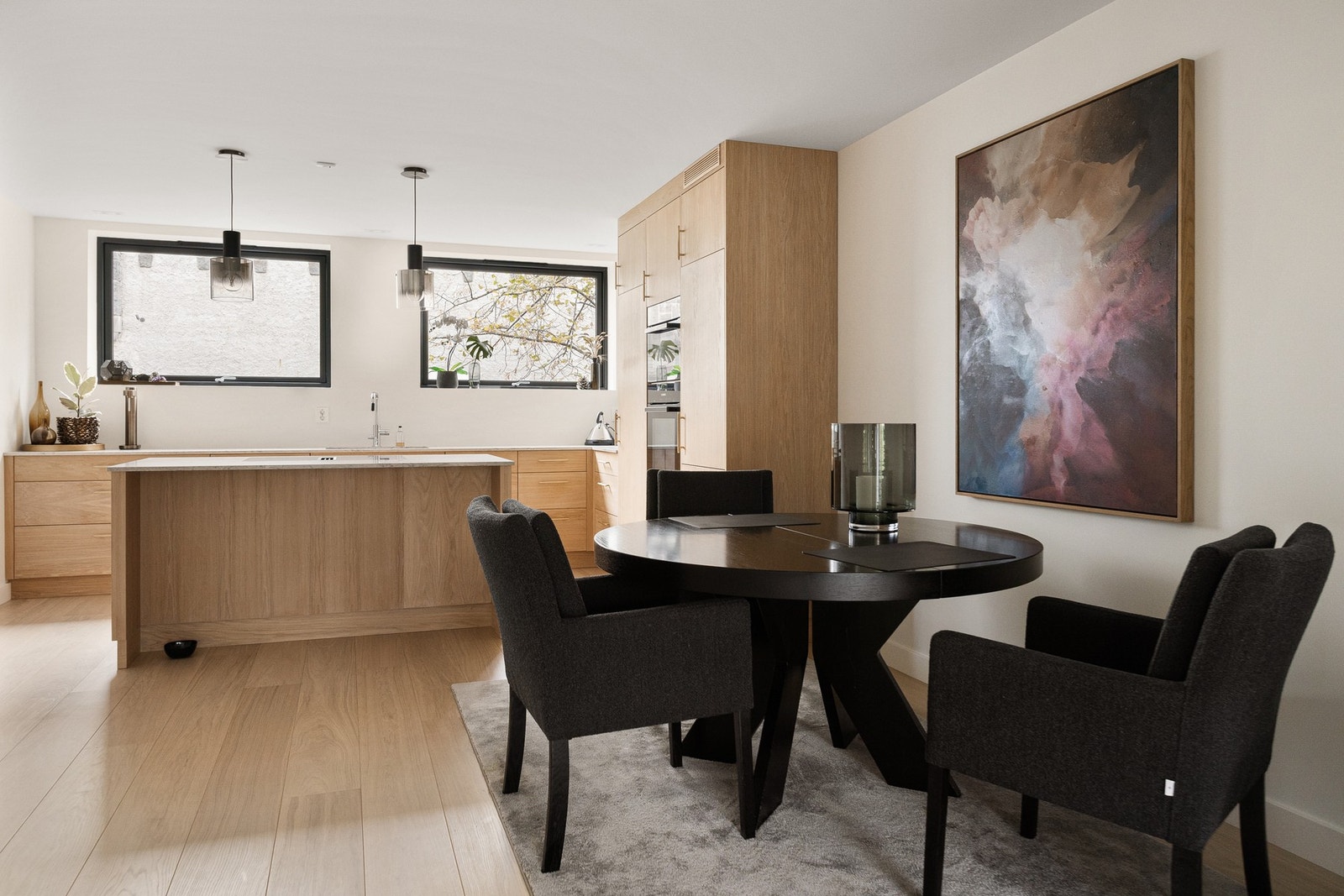 Her kan familie og venner samles til et hyggelig måltid rundt en større spisestue. Galleribilde