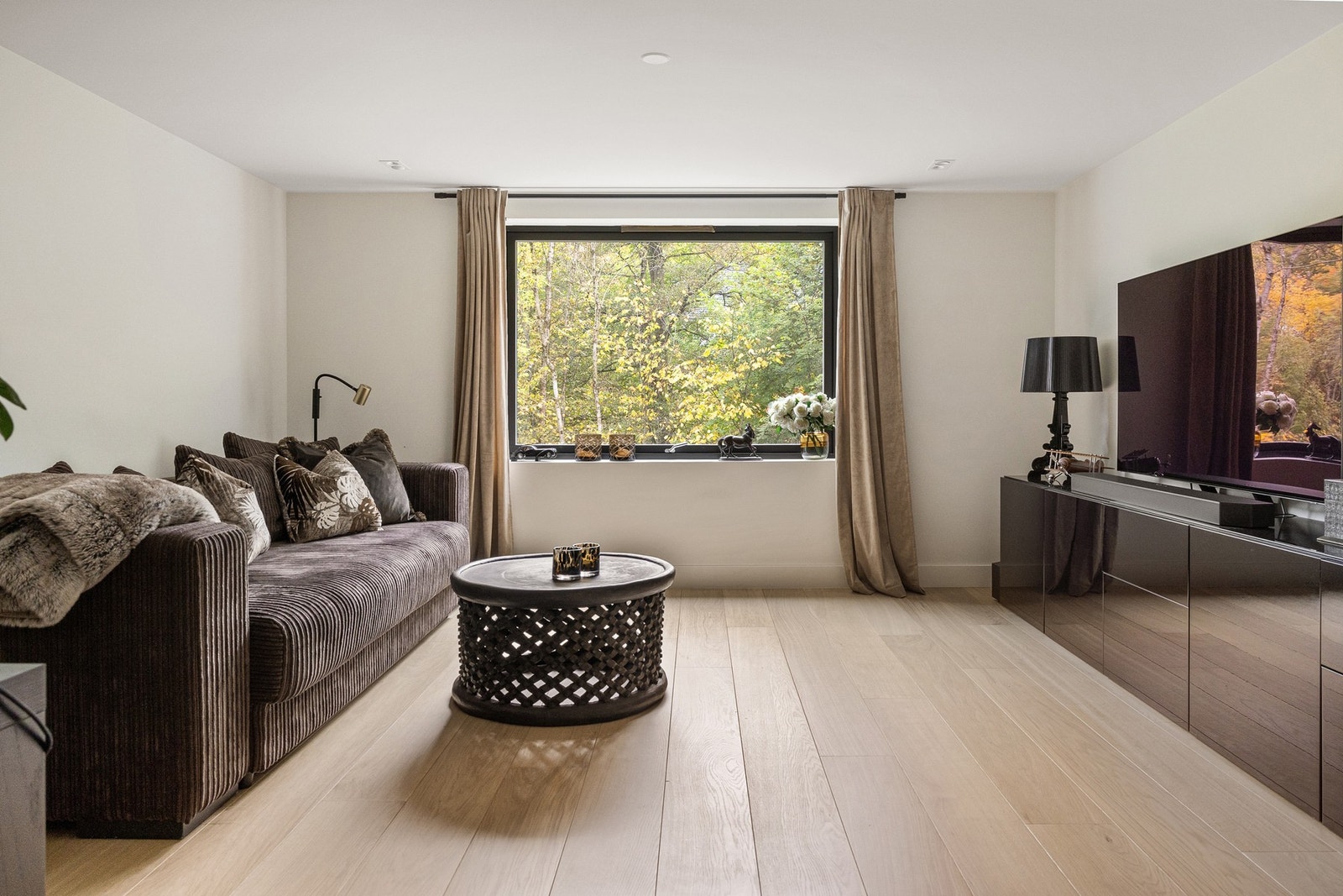 Soverom/kjellerstue i 1. underetasje. Galleribilde