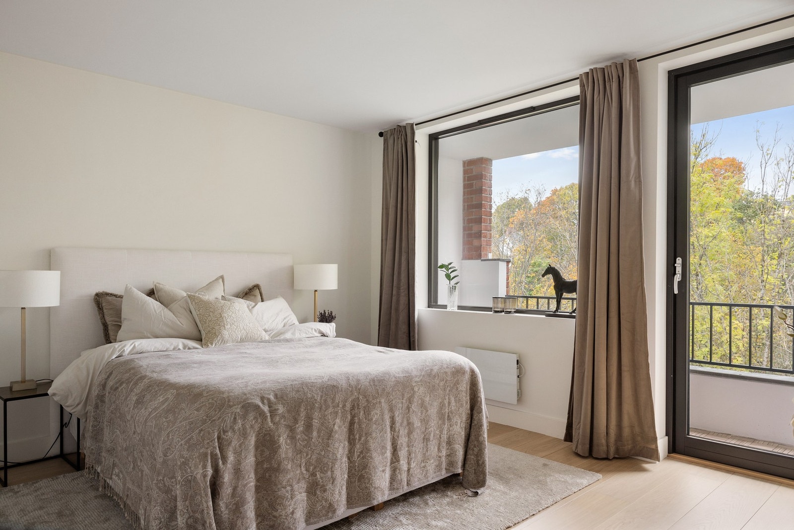 Hovedsoverommet er stilfullt med god plass, og har utgang til en lun balkong. Galleribilde