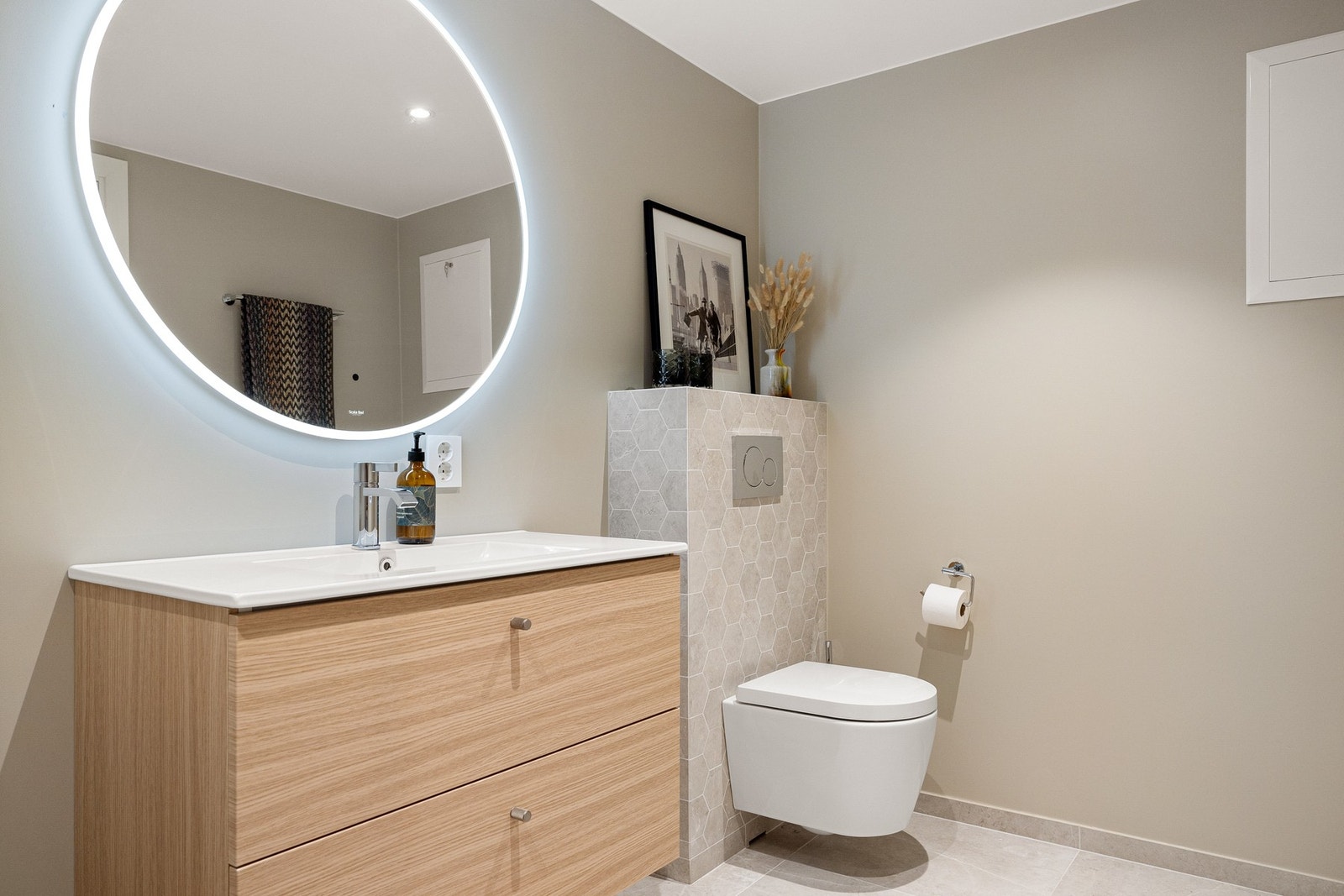 1. underetasje inneholder bad, soverom/kjellerstue, vaskerom og omkledningsrom. Galleribilde