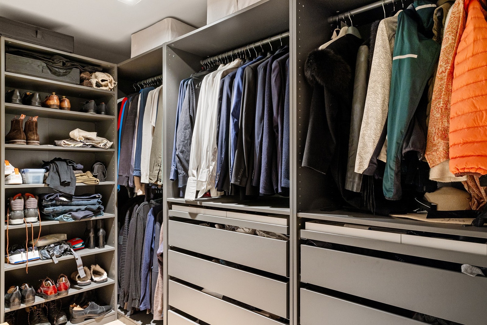 Ved siden av vaskerommet har boligen et stort omkledningsrom. Galleribilde