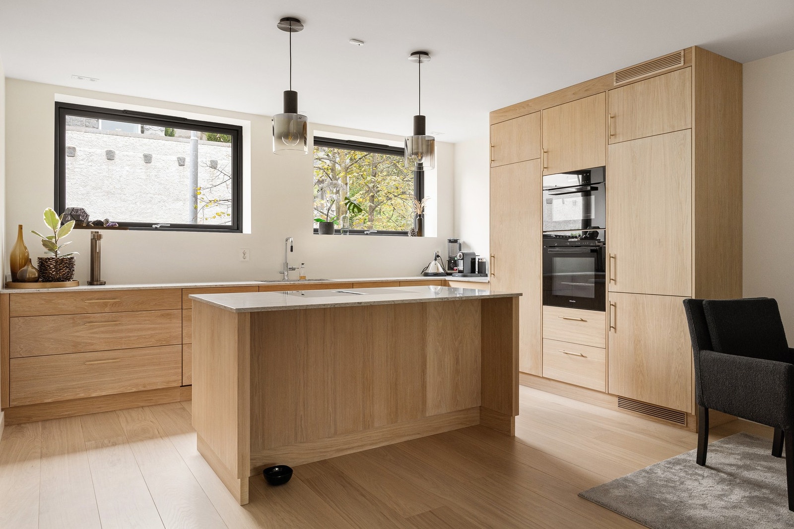 Kjøkkenet er påkostet og moderne, og her er det plass til at både store og små blir med på matlagingen. Galleribilde