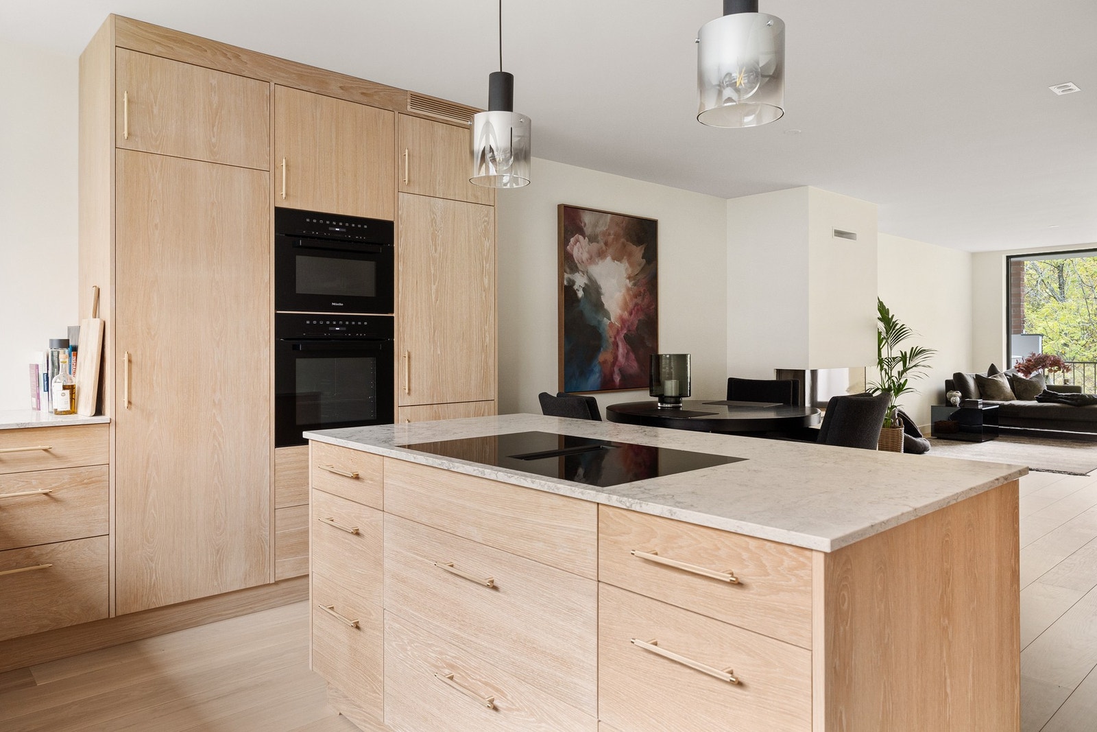 Rommets samlingspunkt er en flott øy med skuffer, integrert benkeventilator og rom for flere sitteplasser, perfekt til måltider og gode samtaler, men også for lekselesing mens middagen tilberedes. Galleribilde