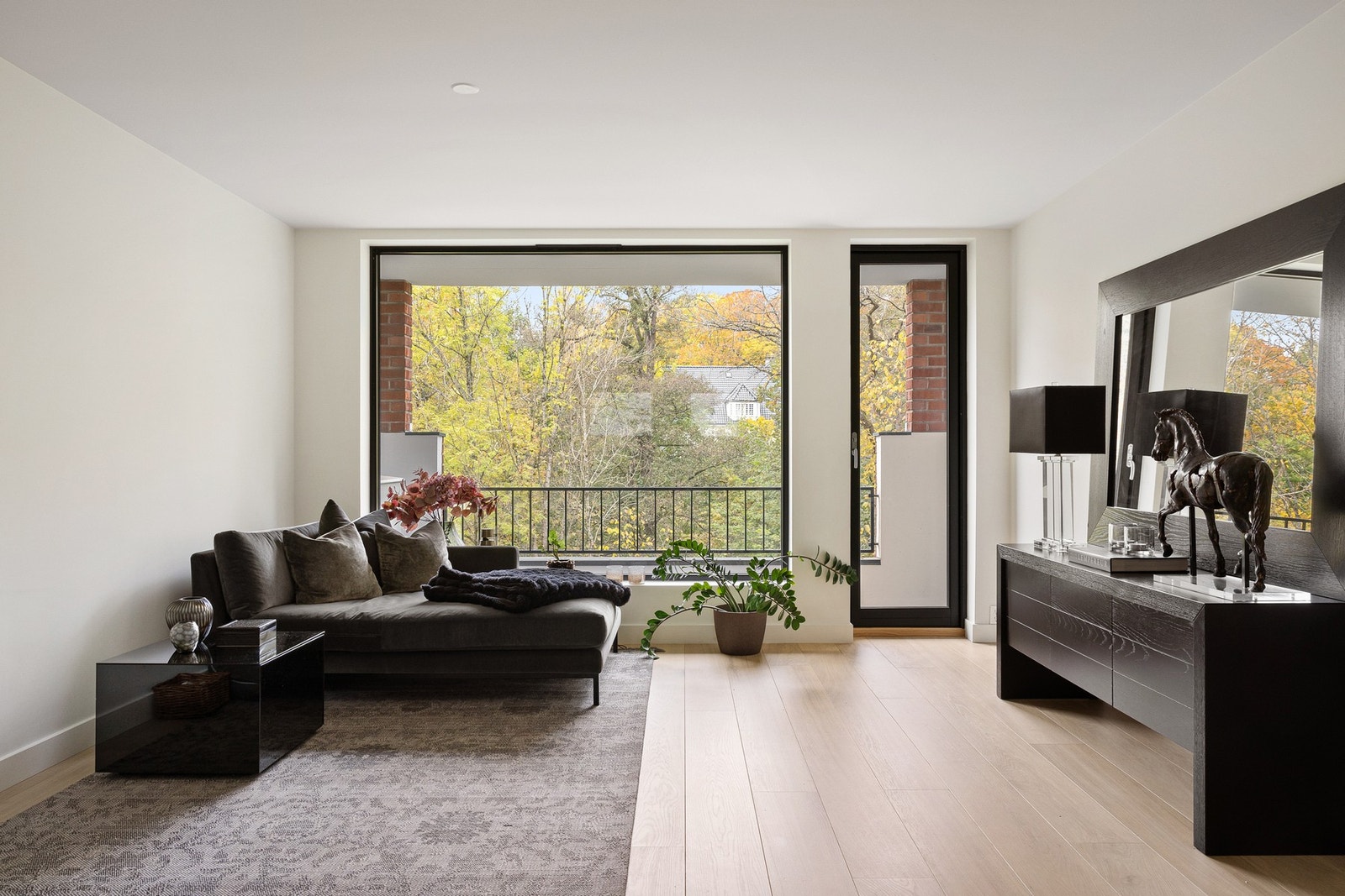 Stor romslig stue med store vindusflater Galleribilde