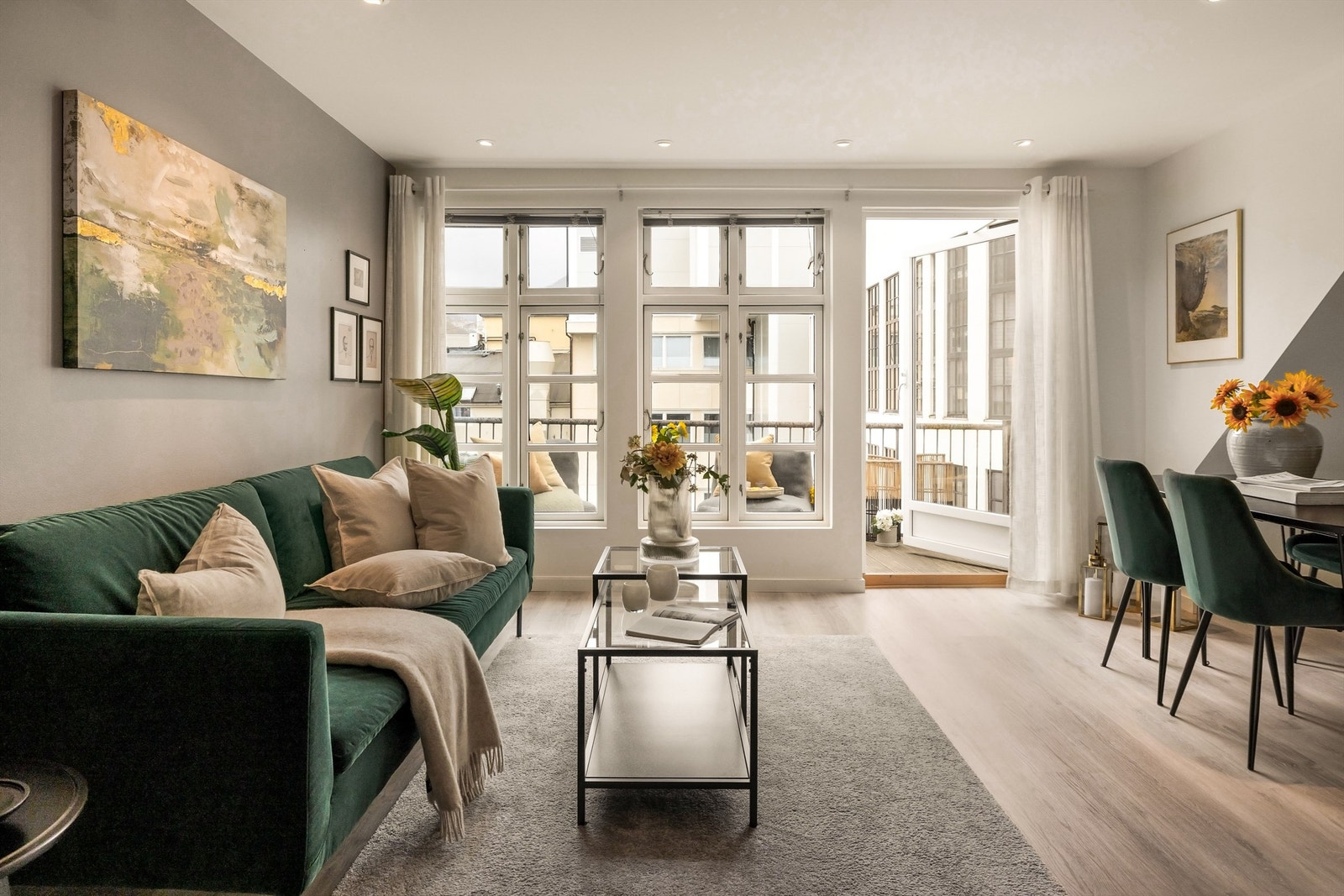 Stilren leilighet med spotter i tak, lysmalte vegger og utgang til herlig balkong Galleribilde