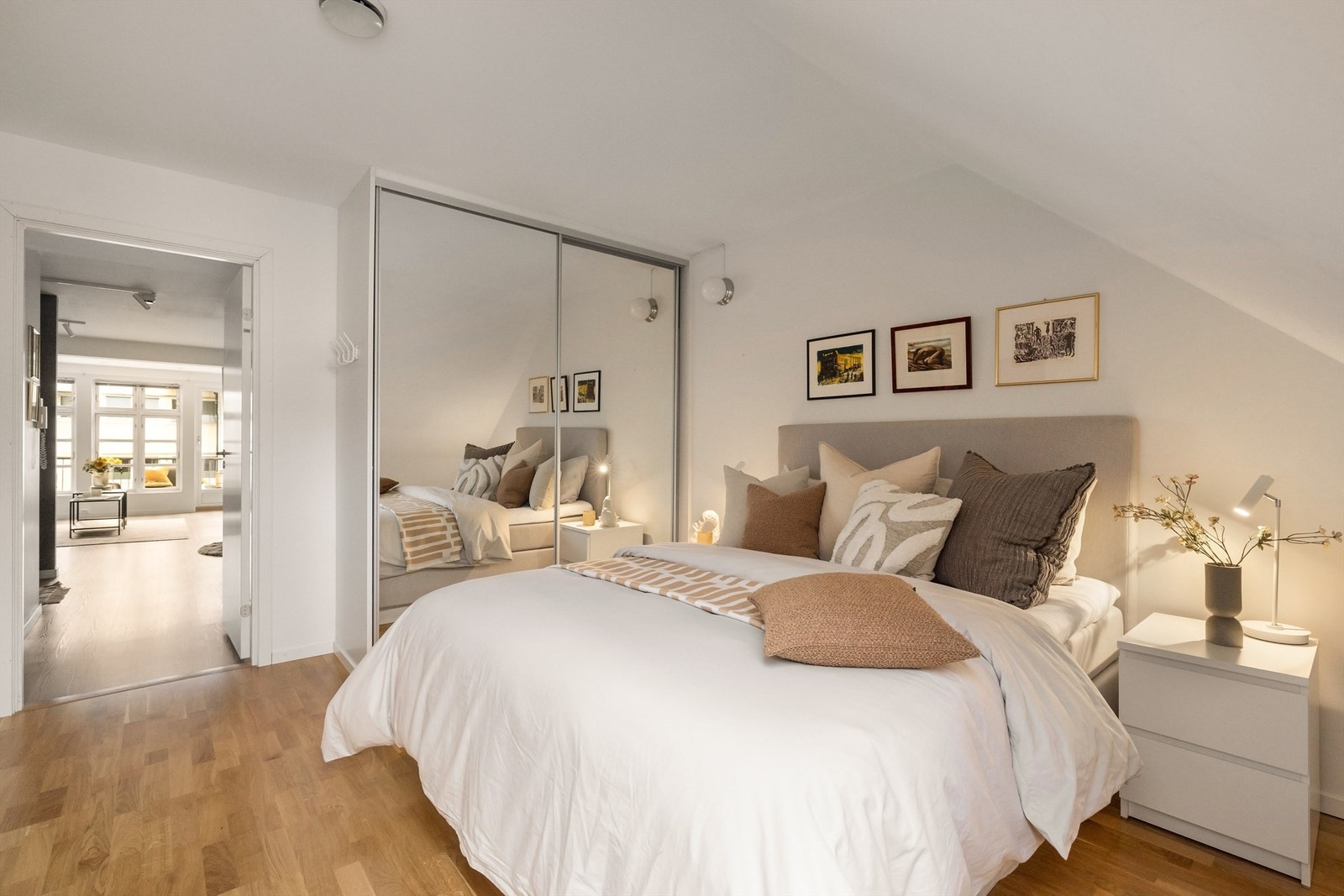 To flotte soverom tilhørende leiligheten, her med skyvedørsgarderobe Galleribilde