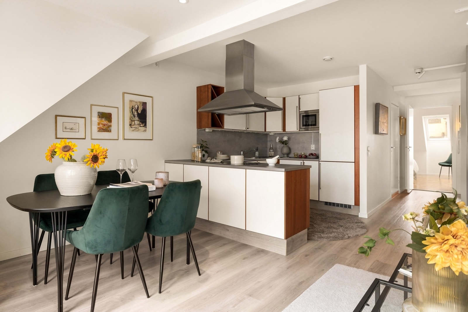 En åpen stue/kjøkkenløsning sikrer fin flyt i leiligheten Galleribilde