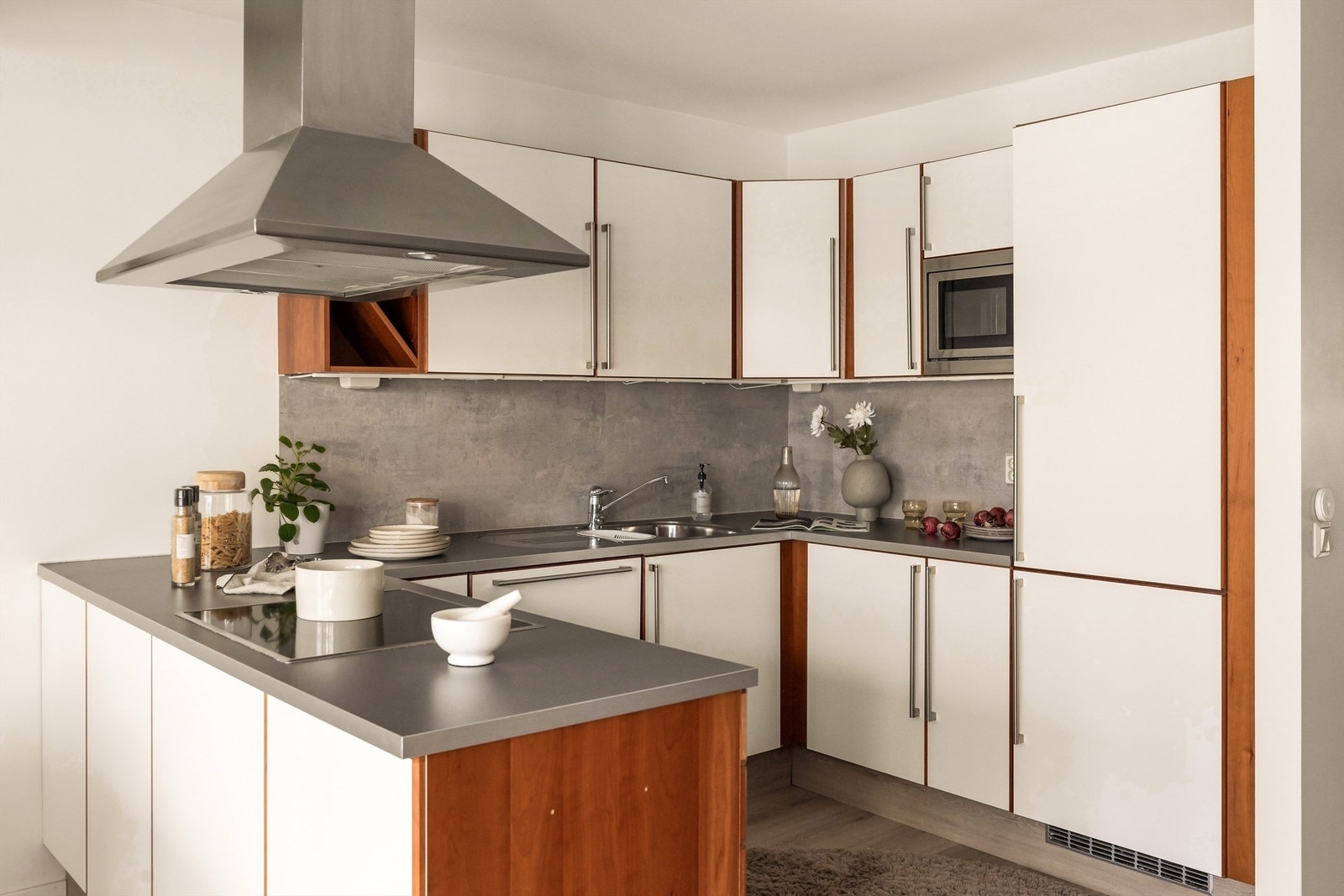 Kjøkken har integrerte hvitevarer og godt med lagringsplass Galleribilde