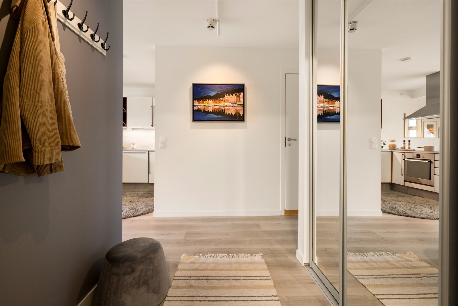 En flott gang med skyvedørsgarderobe i glass - sentralstyrt brannvarslingsanlegg Galleribilde