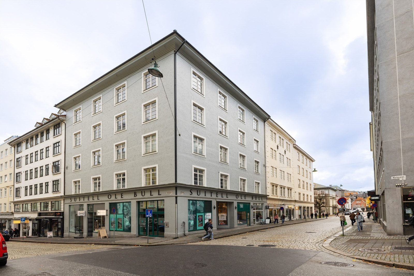 Leiligheten ligger vendt mot bakgård med flott utsikt mot Fløyen og tilbaketrukket fra den største støyen byen har nattestid Galleribilde