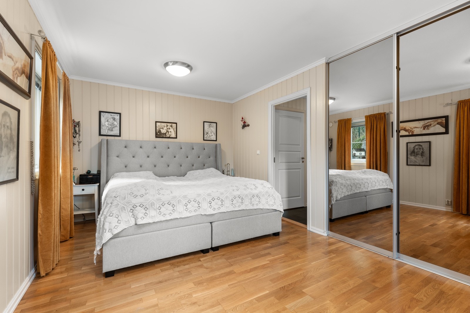 Stort hovedsoverom med skyvedørsgarderobe med speil. Galleribilde