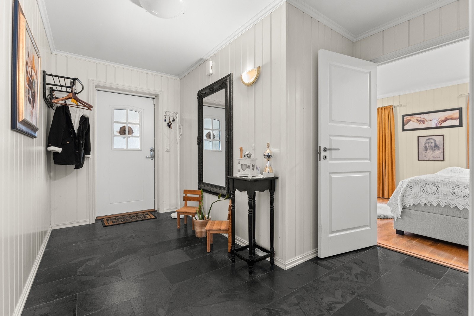 Velkommen inn! Gang med fliser med varmekabler på gulv og panelplater på vegger. Adkomst til bl.a hovedsoverom. Galleribilde