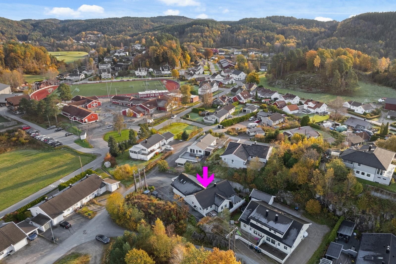 Eneboligen har en sentral beliggenhet rett ved skole og idrettsanlegg. Galleribilde