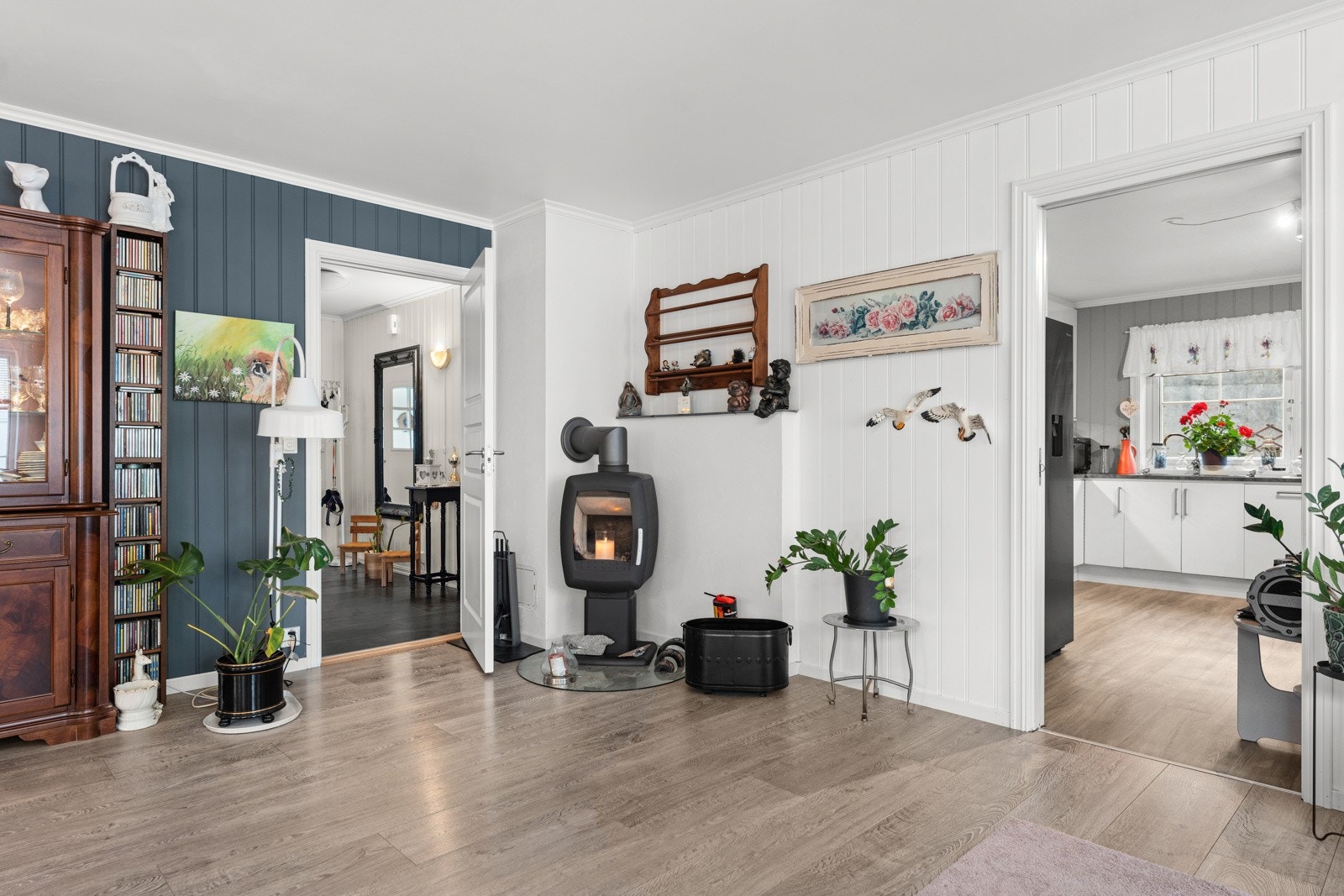 Videre adkomst til stuen fra gangen. Galleribilde