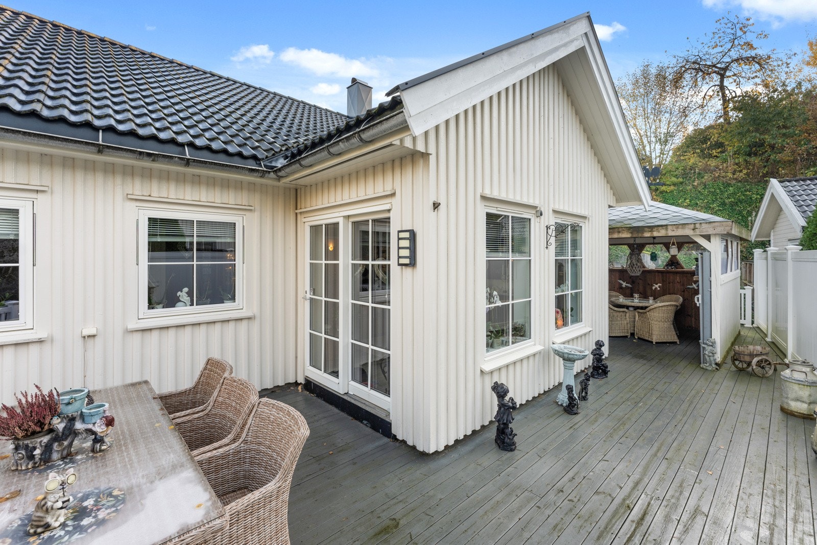 Terrassen har gode solforhold og flere sittesoner med bl.a paviljong. Galleribilde