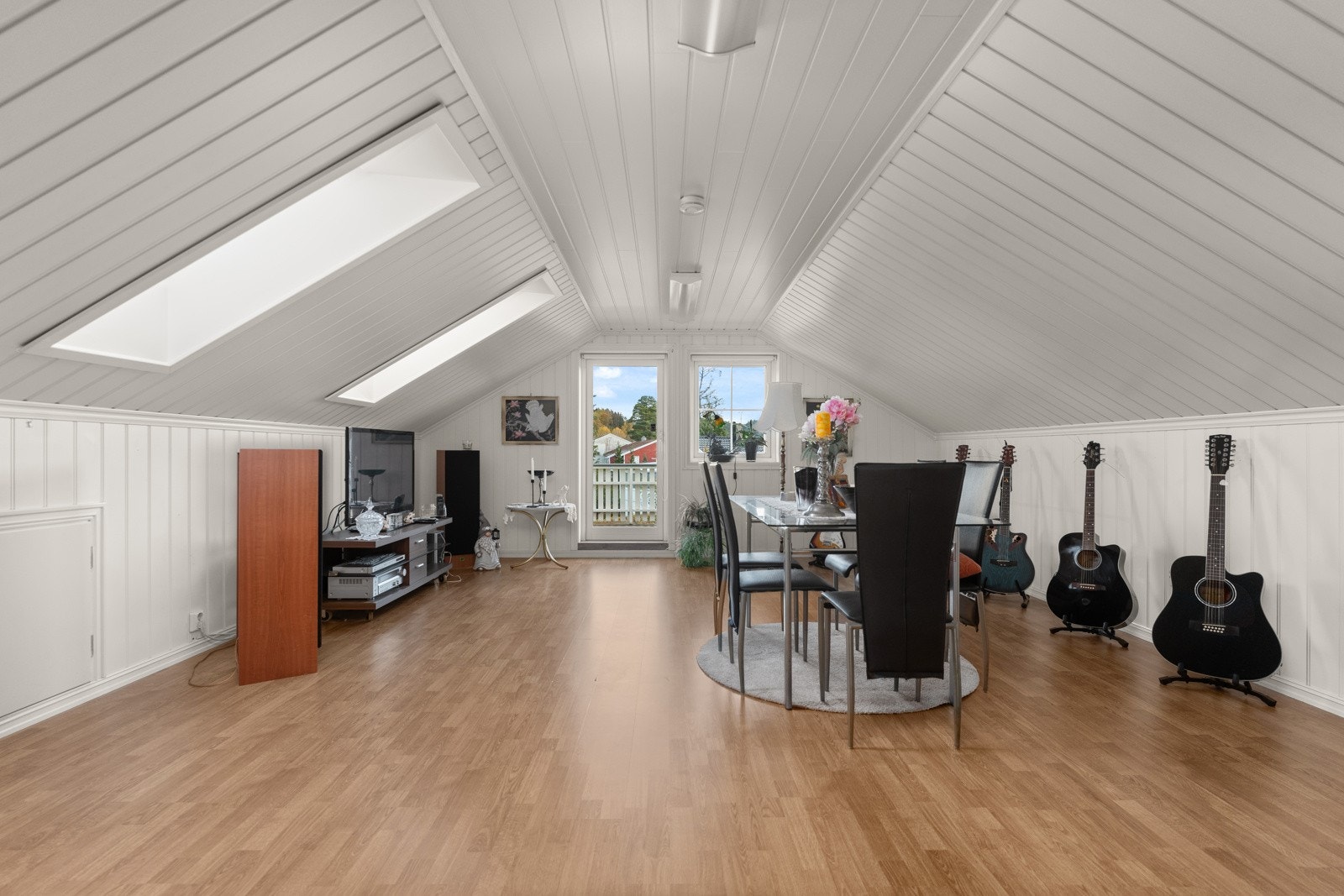 Stor loftstue med god lagringsplass i kneveggene/kaldtloft og utgang til terrasse. Galleribilde