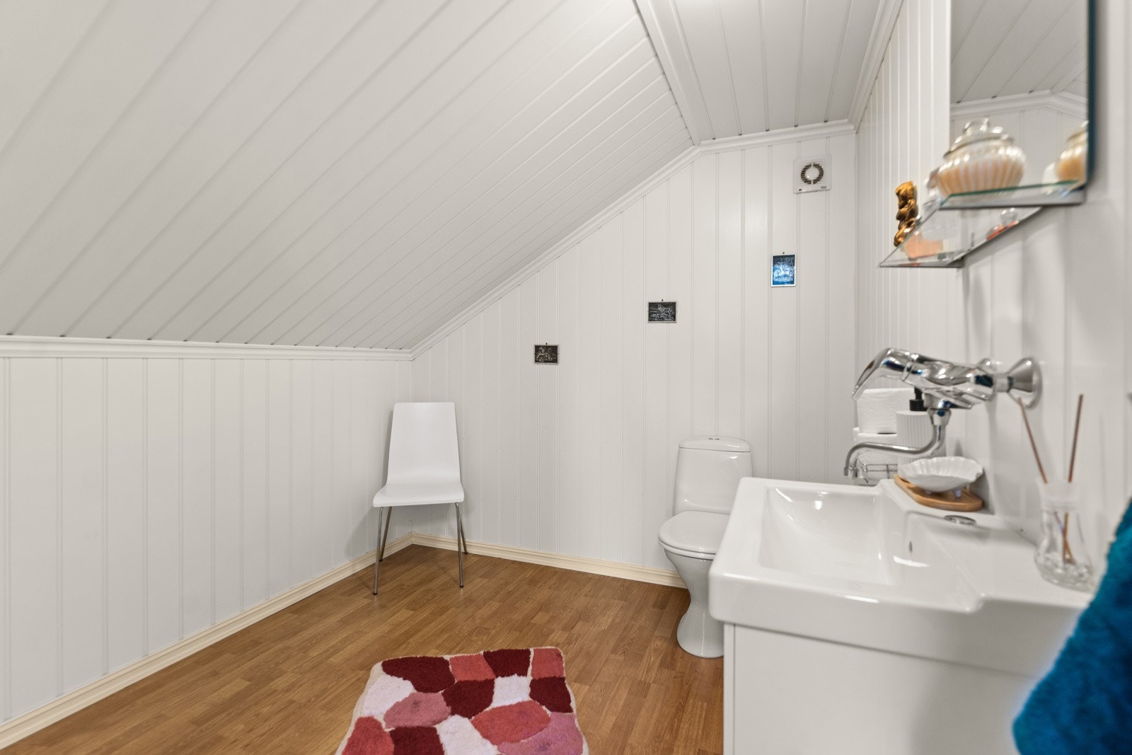 Toalettrom med servant og toalett. Galleribilde