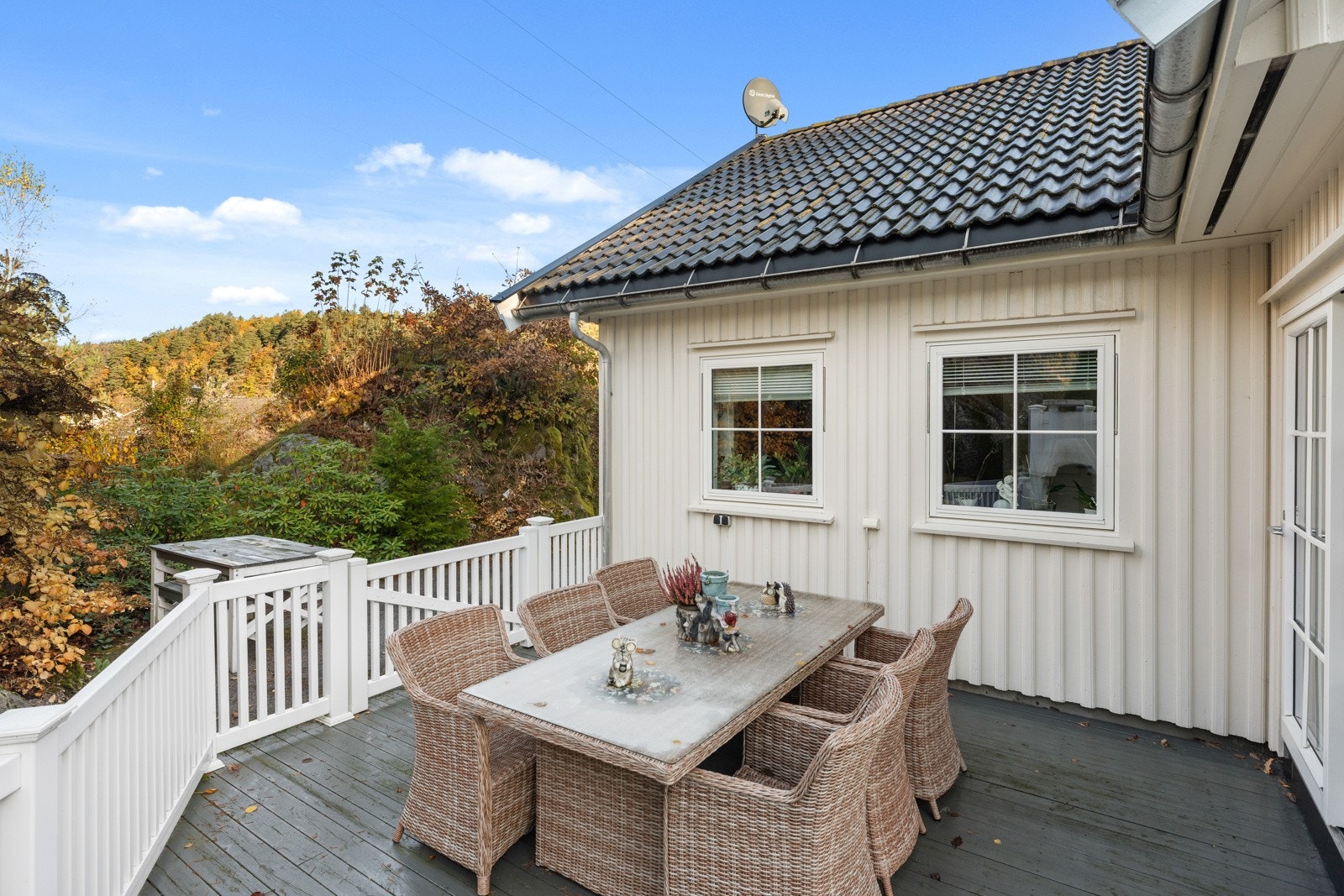 Koselig sittesone hvor man kan nyte sola og omgivelsene. Galleribilde